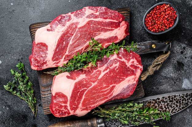 Rauwe chuck eye roll steaks premium rundvlees op een snijplank