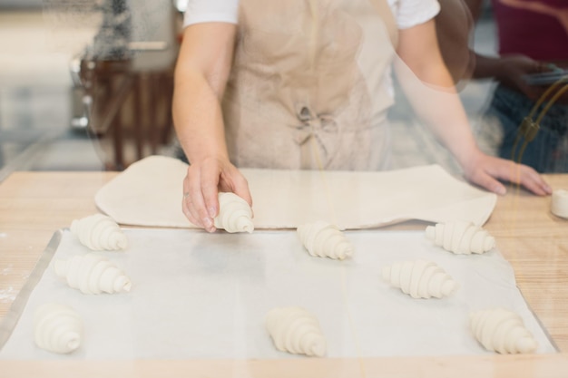 Rauwe crossiant in de bak klaar om in de oven te bakken