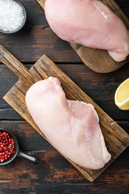 Rauwe crumbet kipfilet met ingrediënt, op donkere houten tafel, plat leggen