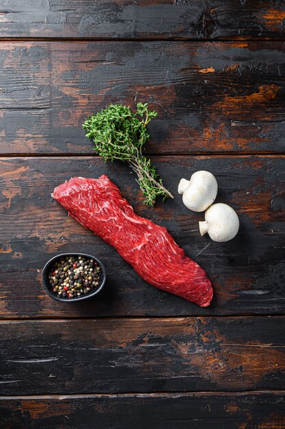 Rauwe Denver steak met verschillende ingrediënten