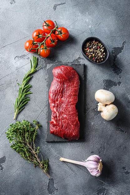 Rauwe Denver steak met verschillende ingrediënten