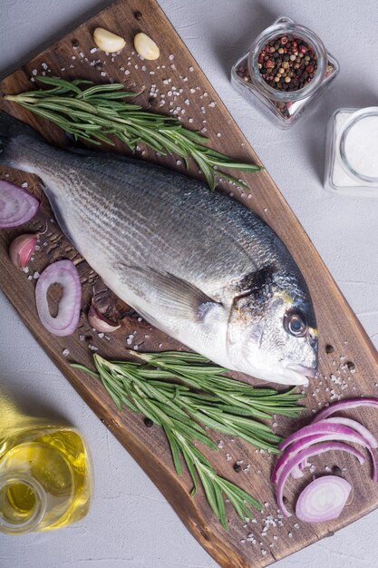 Rauwe doradovis en ingrediënt voor het koken van zeevruchten