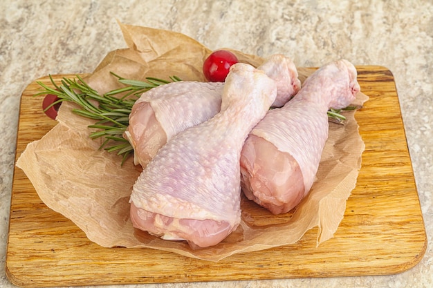 Rauwe drie kippenpootjes Drumstick voor het koken