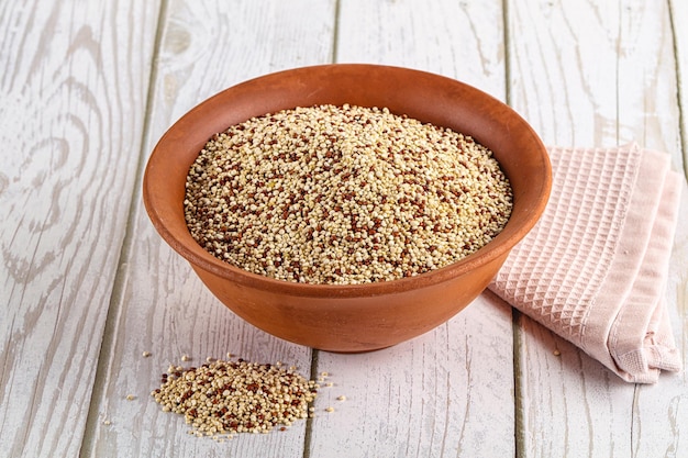 Rauwe droge quinoa-graan