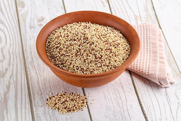 Rauwe droge quinoa granen in de kom