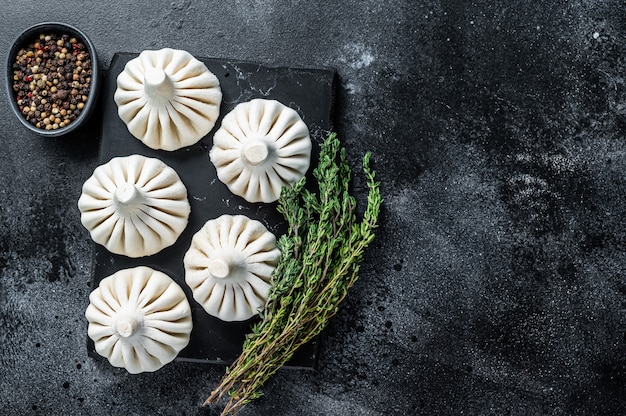 Rauwe dumplings Khinkali met rundvlees en lamsvlees. Bovenaanzicht.