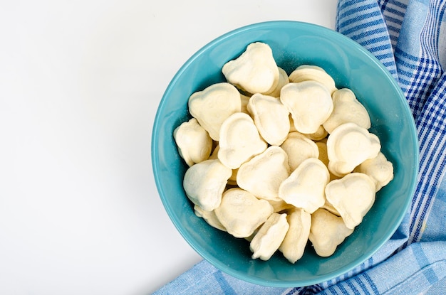 Rauwe dumplings met biologisch vlees voor babyvoeding. Studiofoto