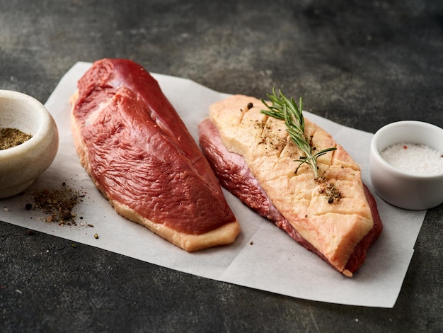 Rauwe eendenborstfilet om te koken op het witte papier