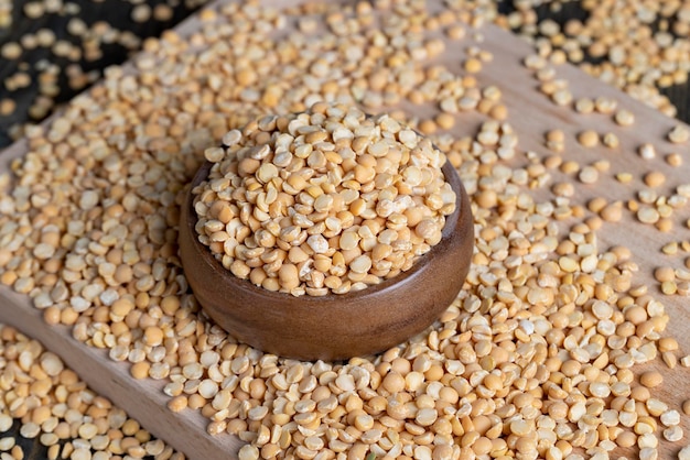 Rauwe en niet gekookte porridge van erwten op tafel