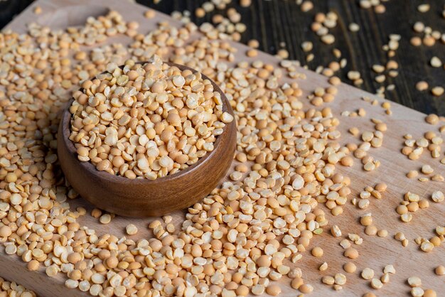 Rauwe en niet gekookte porridge van erwten op tafel