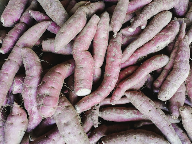 Rauwe en verse paarse zoete aardappel op grondverkoop op de open markt