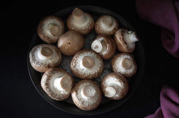 Rauwe en verse portobello-paddenstoelen