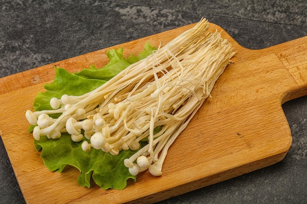 Rauwe Enoki-paddenstoelen om te koken