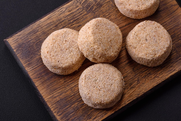 Rauwe falafel een traditionele oosterse schotel met specerijen en kruiden Vegetarische schotel