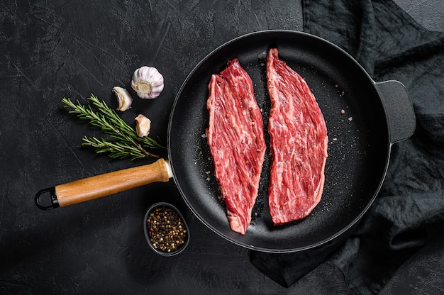 Rauwe flank steak in een pan. Marmer rundvlees zwarte Angus.