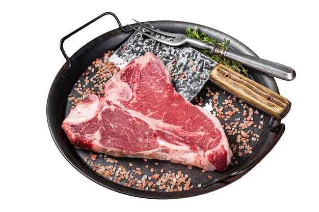 Rauwe Florentijnse steak of T-been steak gemarmerd rundvlees in een stalen keukenbak geïsoleerd op witte achtergrond