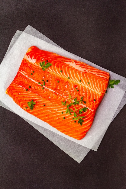 Foto rauwe forelfilet (zalm).