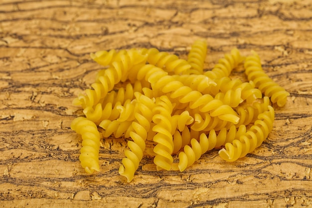 Rauwe fusilly Italiaanse pasta