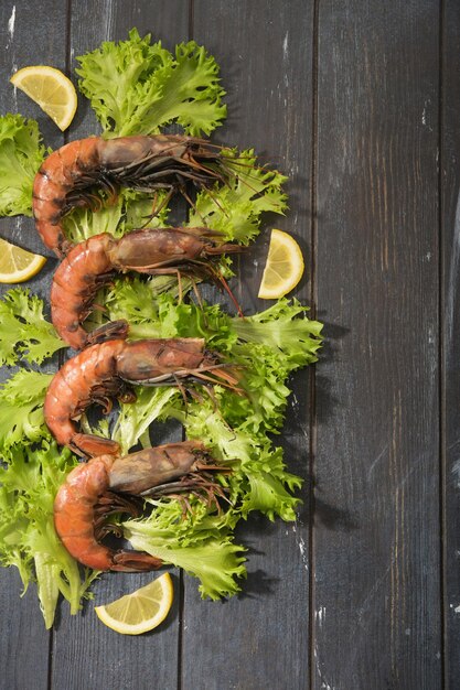 Rauwe garnalen bevinden zich op de bladeren van groene salade