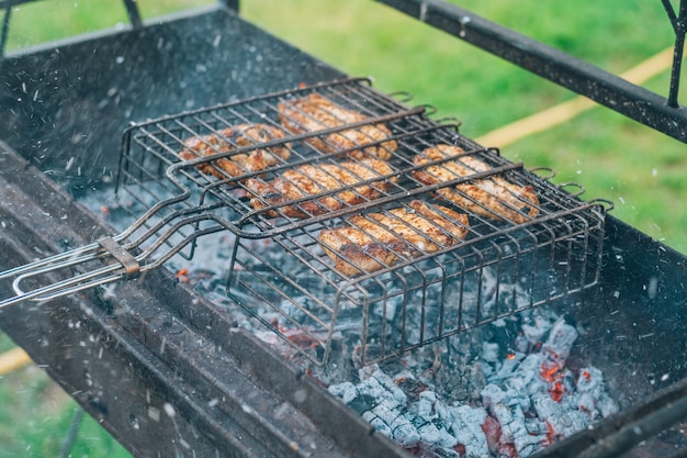 Rauwe gegrilde stukken vlees op barbecue worden gekookt op houtskoolgrill, barbecue buiten koken