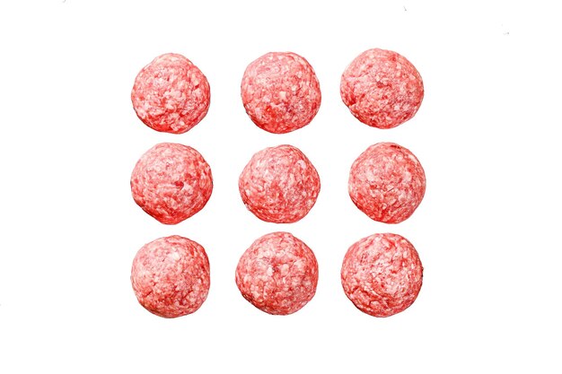 Rauwe gehaktballen gehakt varkensvlees geïsoleerd op witte achtergrond