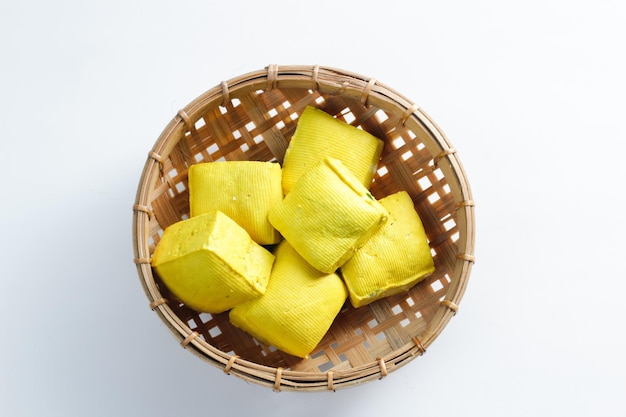 Rauwe gele tofu in een bamboe container op een witte achtergrond Chinese traditionele gerechten