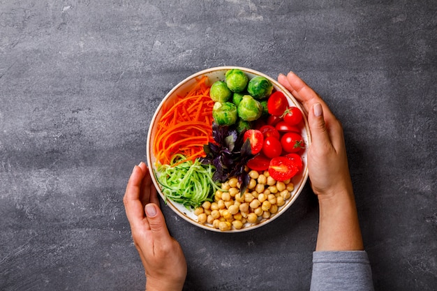 Rauwe gemengde groenten en kikkererwten. Vegetarische Boeddha schaal.