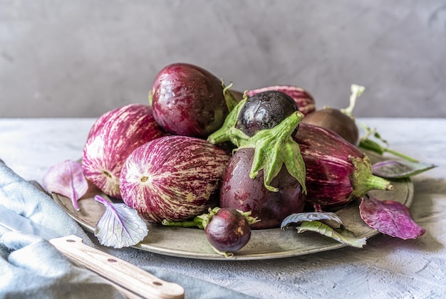 Rauwe gestreepte aubergines