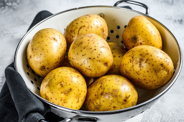 Rauwe gewassen aardappelen in een vergiet