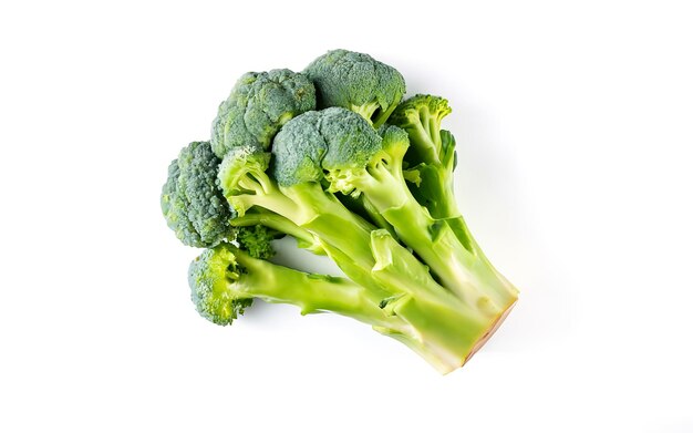 Rauwe groene broccoli geïsoleerd op witte achtergrond