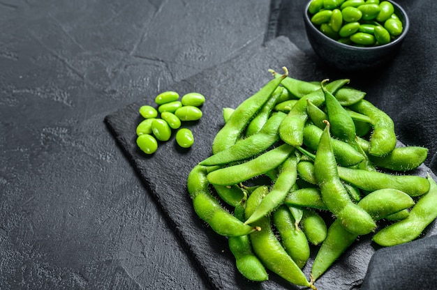 Rauwe groene edamame sojabonen