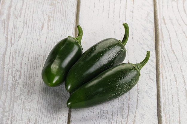 Rauwe groene Mexicaanse jalapeno peper