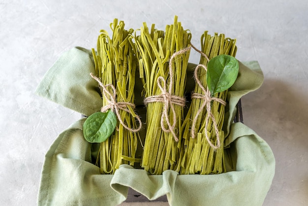 Foto rauwe groene pasta fettuccine met spinazie
