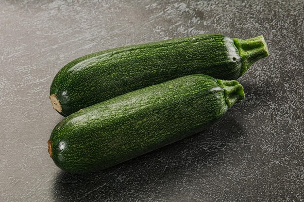 Rauwe groene rijpe courgette