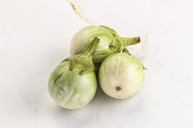 Rauwe groene ronde aubergine plantaardige hoop