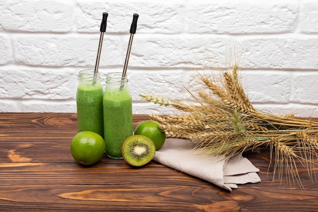 Rauwe groene smoothie drinken ochtendontbijt voor veganist