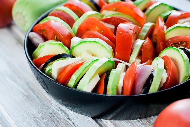 Rauwe groenten gelegd voor ratatouille gemaakt van squash, tomaten en uien