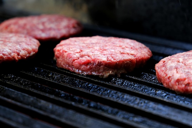 Rauwe hamburger op de parrilla grill in een Braziliaanse barbecue