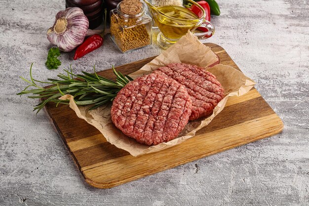 Rauwe hamburger-rundvleeskotelet voor grill
