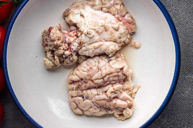 rauwe hersenen varkensvlees slachtafvallen vers vlees maaltijd eten snack op tafel kopie ruimte voedsel achtergrond rustiek