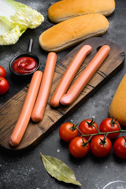 Rauwe hotdog ingrediënt op zwarte donkere stenen tafel achtergrond