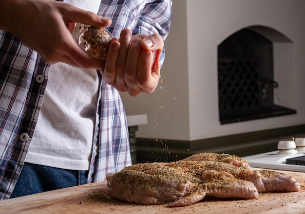 Rauwe ingelegde kippenvleugels Rauwe kip in kruiden Kippenvleugels koken