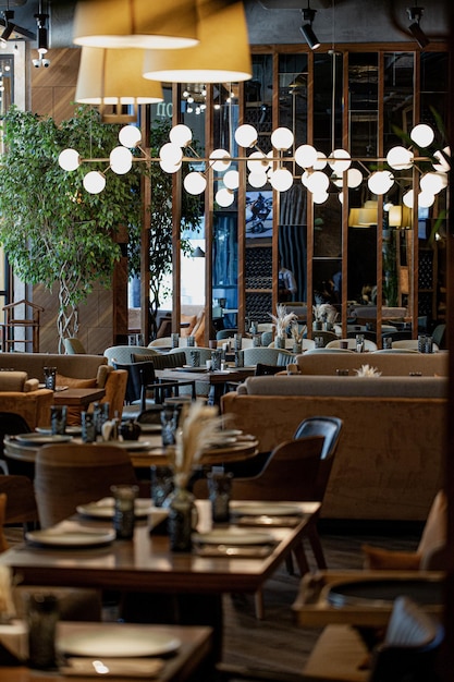 Rauwe inktvis op een bord en een houten tafel Jong meisje dat Chinees eten