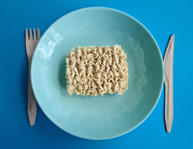 Rauwe instant noedels op een bord Rauwe pasta Droog Aziatisch fastfood