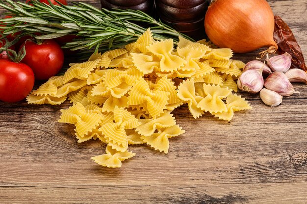 Rauwe Italiaanse farfalle-pasta om te koken