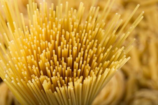 Rauwe Italiaanse pasta op tafel