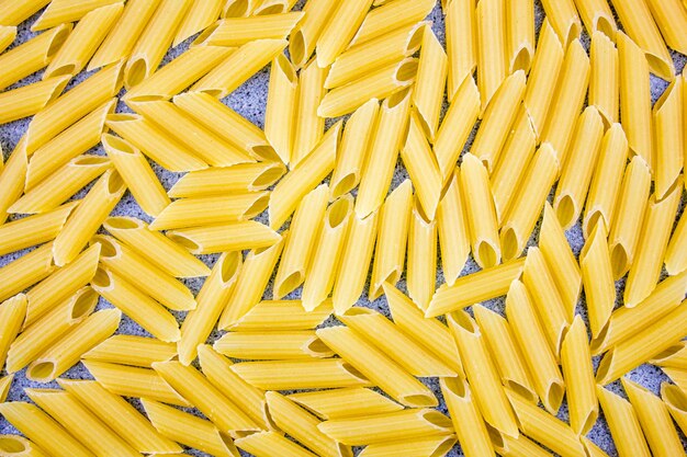 Rauwe Italiaanse pasta penne rigate Achtergrond penne pasta natuurlijk ongekookt