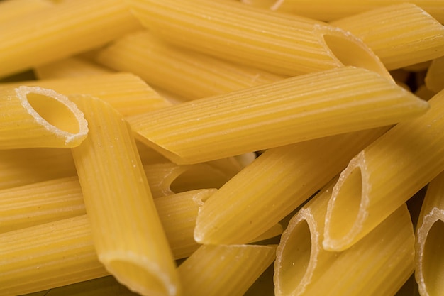 Rauwe Italiaanse pasta. Rauwe Penne.