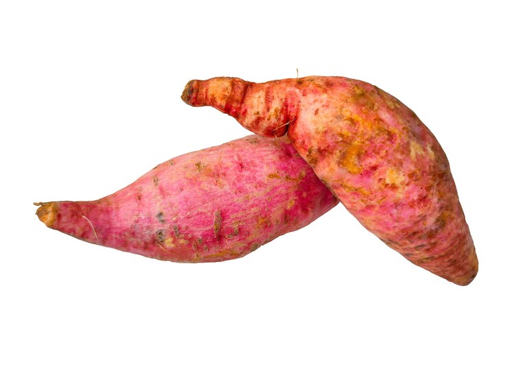 Rauwe Japanse zoete paarse aardappel op witte achtergrond.
