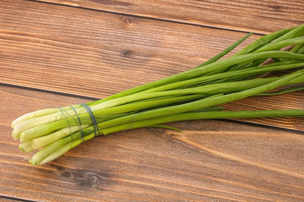 Rauwe jonge lente groene uienhoop